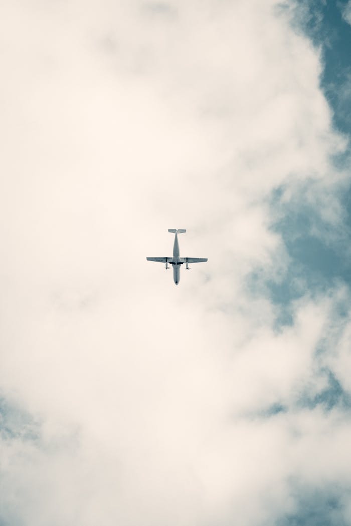 contact-img A small airplane captured against a backdrop of clouds in Villamaría, Colombia.